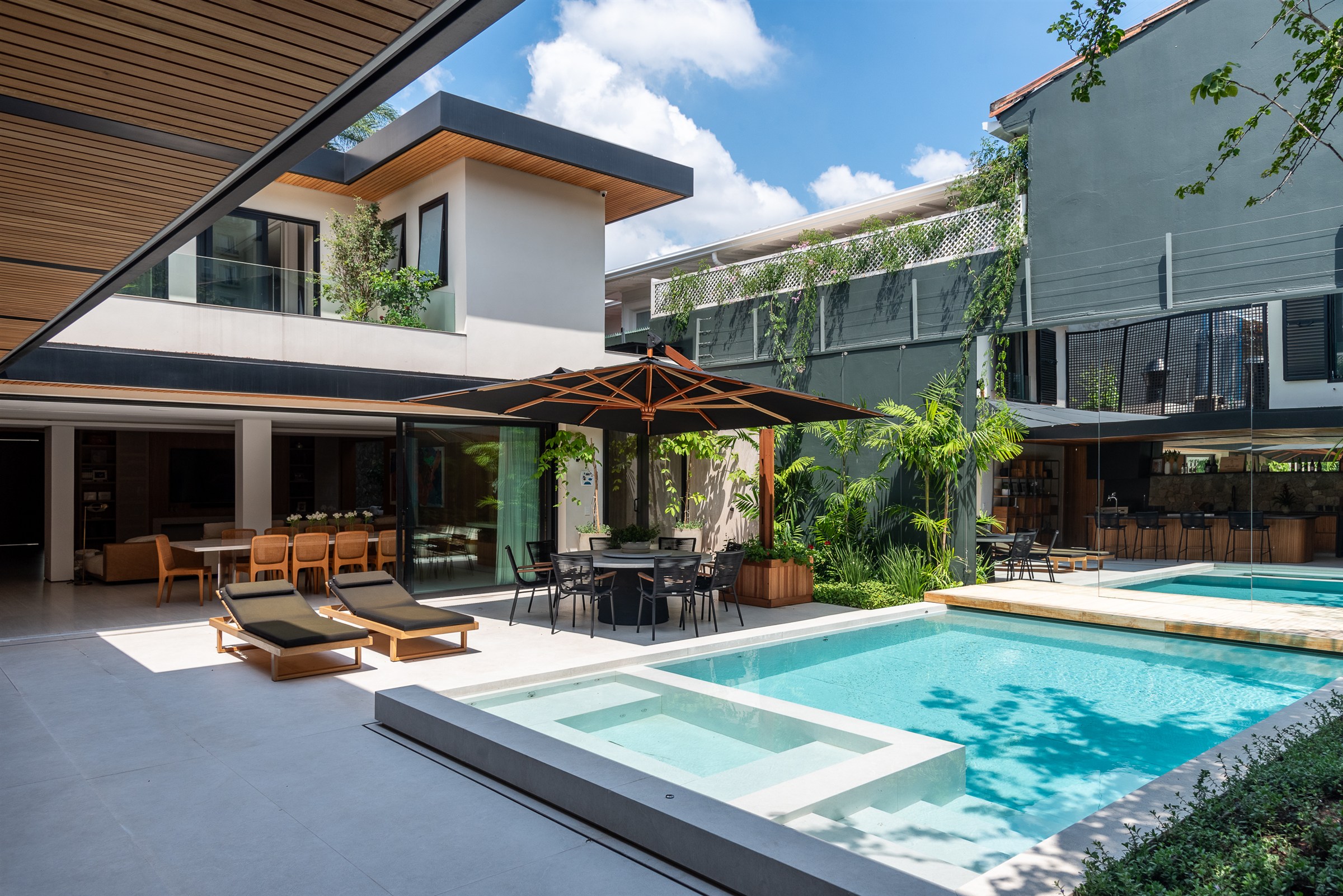 Vista da residência e piscina