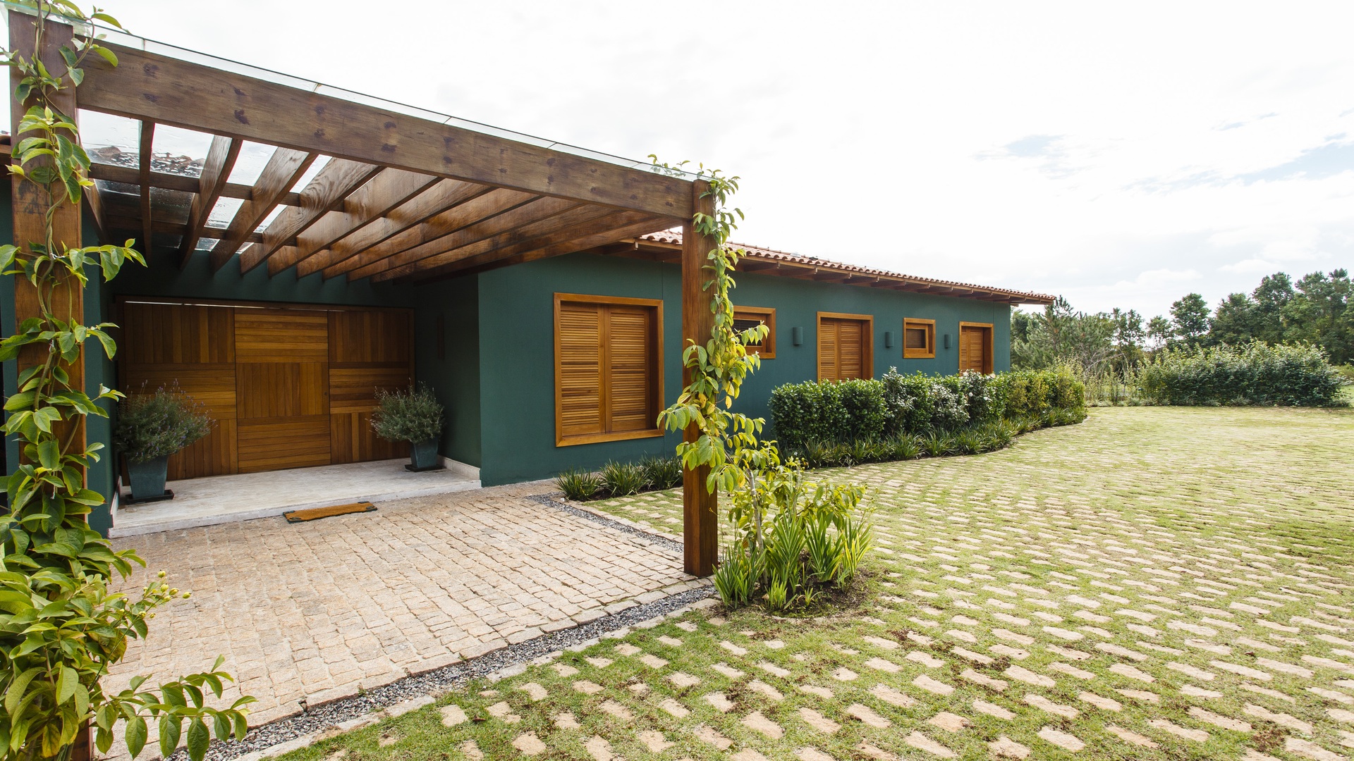 Percurso pela casa: da entrada em madeira aos ambientes integrados e ao jardim